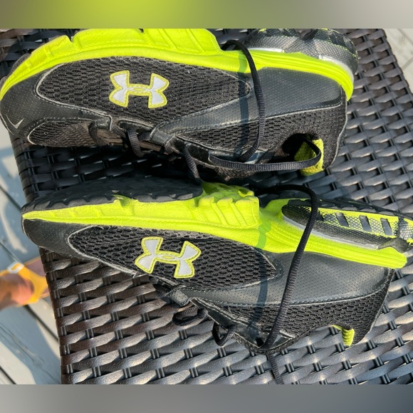 Under armour women’s black and green athletic shoe. GUC. Size 6 - Picture 1 of 3